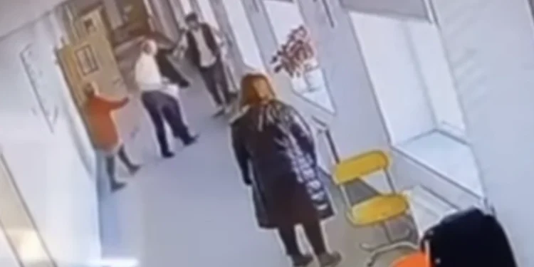 Şagird və xadiməyə fiziki şiddət göstərən məktəbin nümayəndəsi işdən çıxarıldı