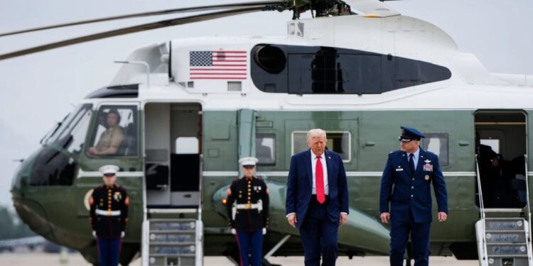 Trampın helikopterinə lazerlə hücum edildi - Son anda...