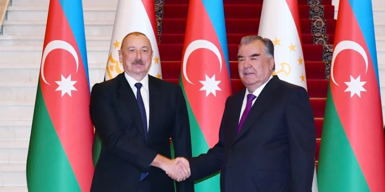 Prezident tacikistanlı həmkarını təbrik etdi