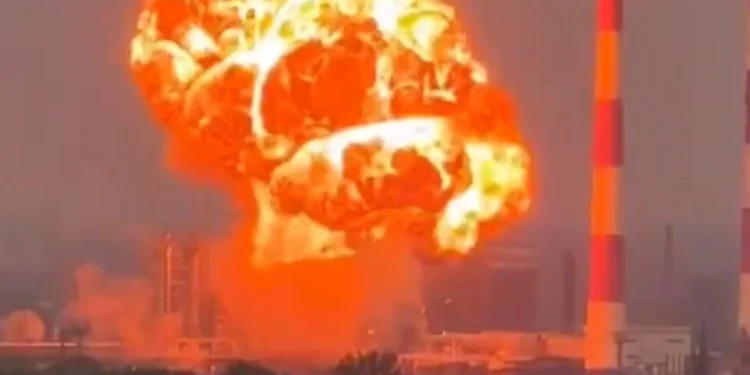 Ukrayna Rusiyanın neft emalı zavoduna zərbə endirib