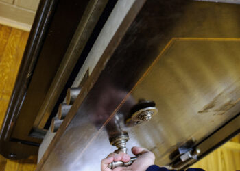 Məmurun evindən 340 min pul oğurlandı – Oğlunun sevgilisi həbs edildi