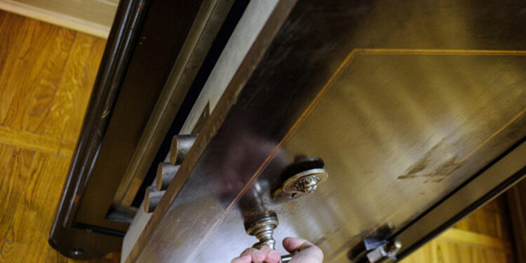 Məmurun evindən 340 min pul oğurlandı - Oğlunun sevgilisi həbs edildi