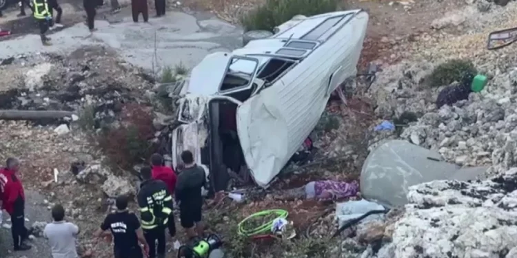 Türkiyədə mikroavtobus aşıb - ölənlər və yaralılar var