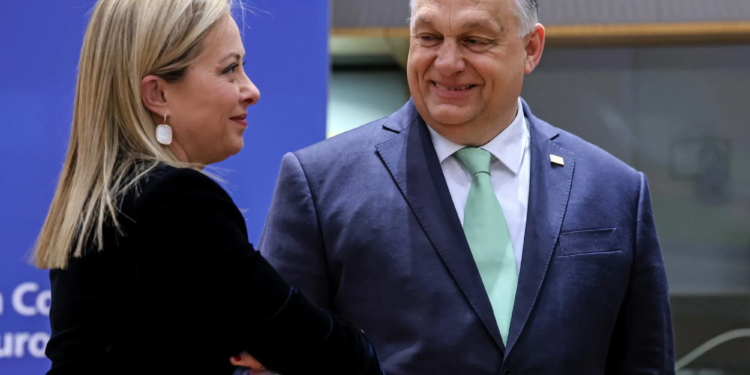 Orban Şarm əl-Şeyx sammitində Meloni ilə qucaqlaşıb