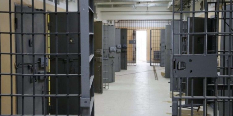 Bakı həbsxanasında İNSİDENT: məhkum özünü deşdi, biz qarnında qaldı