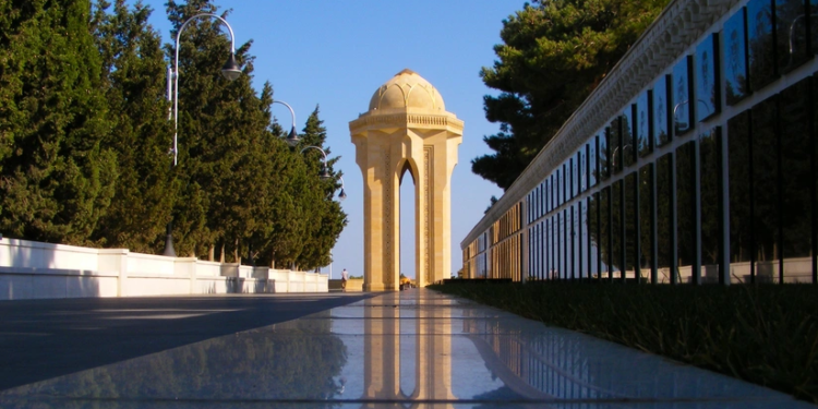 İtaliya Prezidenti Bakıda şəhidlərin xatirəsini anıb