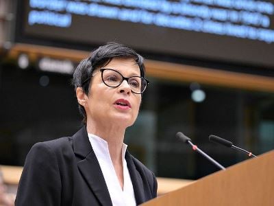 "Gürcüstan hakimiyyəti öz xalqını dinləmir" - Avropa komissarı