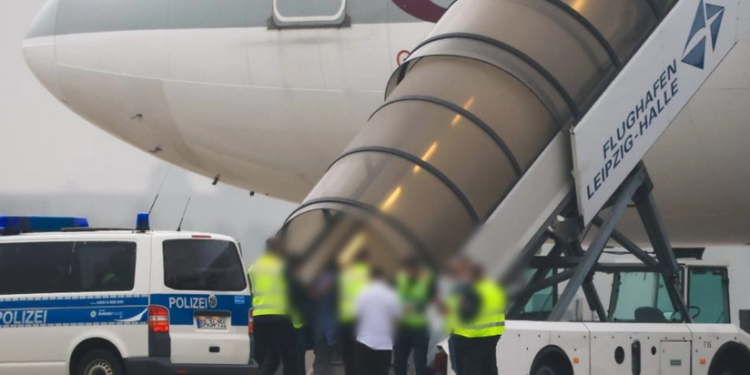 Almaniya 48 nəfəri Gürcüstana deportasiya edib