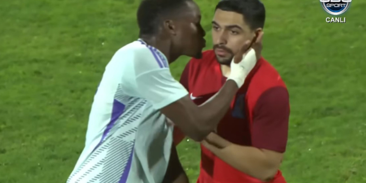 Şotlandiyalı futbolçu Azərbaycan yığmasının üzvünü öpmək istədi - VİDEO