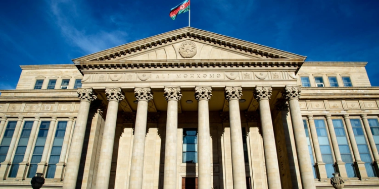 MM Naxçıvan Ali Məhkəməsinin hakiminin vəzifəsindən azad edilməsini təsdiqləyib