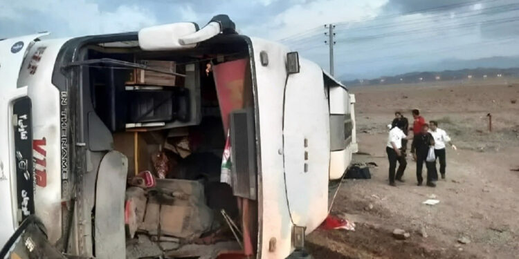 İranda sərnişin avtobusu vadiyə aşıb - 4 ölü