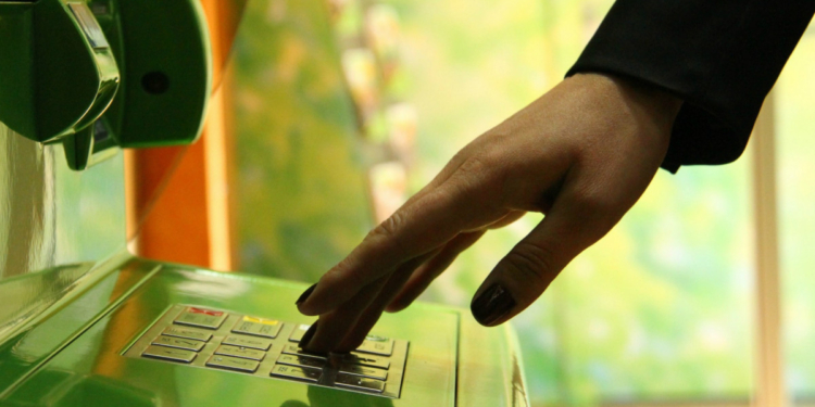 Bank kartlarından oğurluq edənlər saxlanılıb