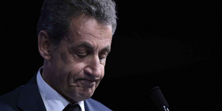 Sarkozi cəzasını təkadamlıq kamerada çəkəcək