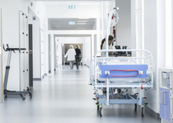 71 yaşlı kişi xəstəxananın 2-ci mərtəbəsindən yıxılaraq ölüb