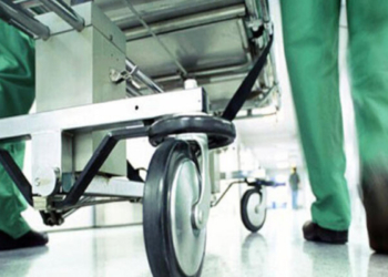 Qəzada ölən piyadanın atası morqun qarşısında infarktdan ölüb