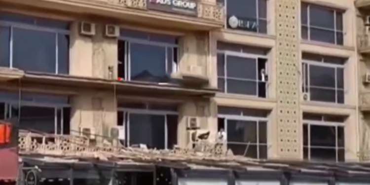 Bakıda binanın eyvanı restoranın ÜSTÜNƏ UÇDU