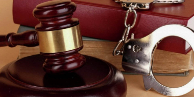 75 yaşlı qadını qətlə yetirib, evindən oğurluq edən şəxsin məhkəməsi başlayıb