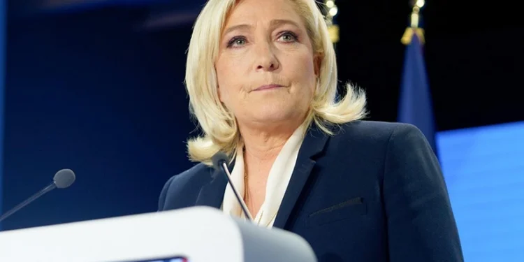 Le Pen Fransadakı siyasi vəziyyəti "tamaşa" adlandırıb