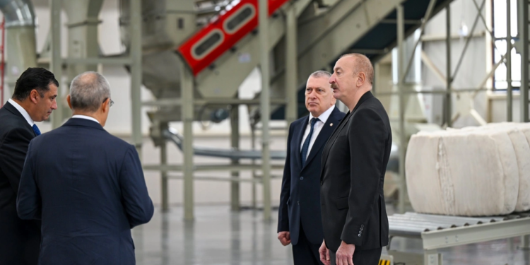 İlham Əliyev Sabirabadda su filtrlərinin istehsalı müəssisəsində olub