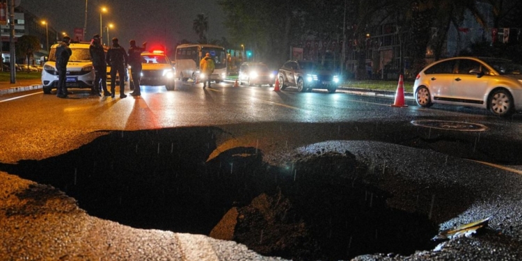 İstanbulda leysandan sonra yol çökdü - FOTOLAR