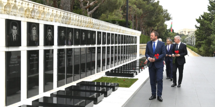 Marqus Tsahkna Bakıda Şəhidlər xiyabanını ziyarət edib