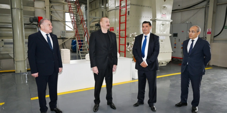 İlham Əliyev Sabirabadda pambıq emalı zavodunda - FOTOLAR