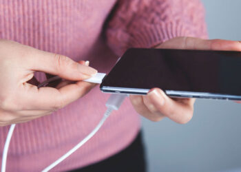 İctimai yerlərdə telefonun batareyasını doldurmaq xaker hücumuna səbəb OLA BİLƏR