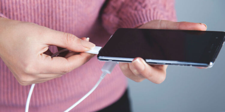 İctimai yerlərdə telefonun batareyasını doldurmaq xaker hücumuna səbəb OLA BİLƏR