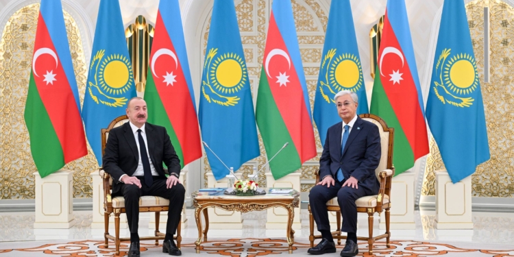 İlham Əliyev Tokayevi təbrik etdi