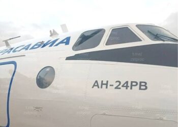 Təyyarə sındırılmış yan şüşə ilə eniş ETDİ