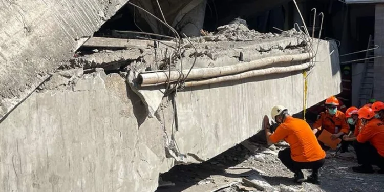 İndoneziyada məktəb binası uçdu - 60 ölü