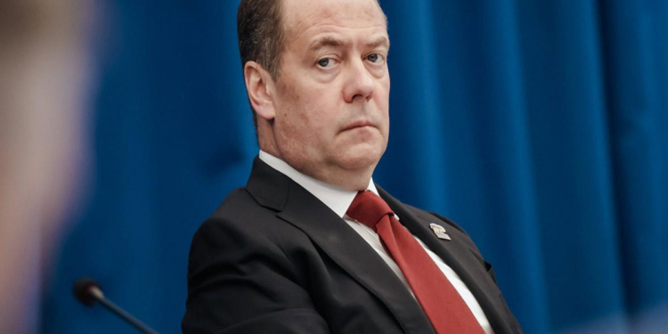 "Kim Çen Inla görüş dostluq şəraitində keçdi" - Medvedev