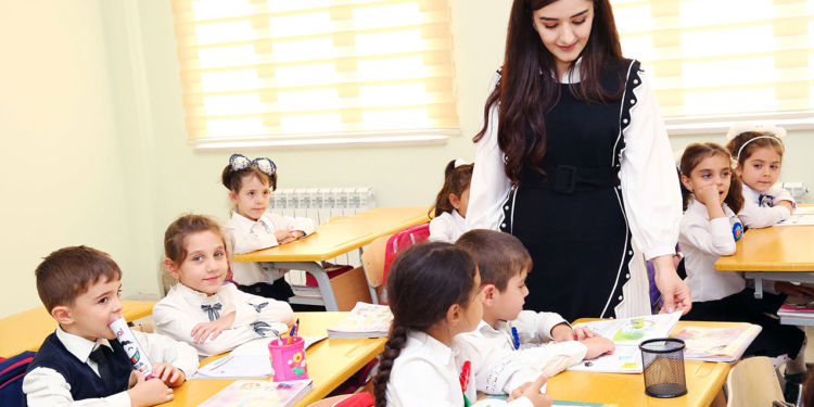 Bu müəllimlərə maaşdan əlavə 2 min manat veriləcək