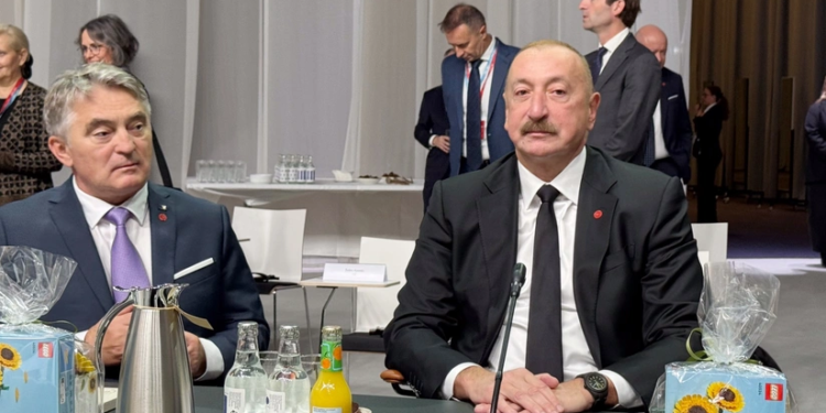 İlham Əliyev Zirvə toplantısının açılış plenar sessiyasında iştirak edir