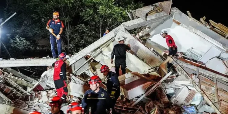 Türkiyədə 6,1 bal gücündə zəlzələ: Bəzi binalar uçdu