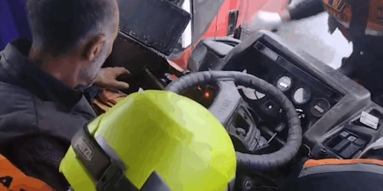 Bakıda avtobuslar toqquşdu - Sürücü belə çıxarıldı - VİDEO