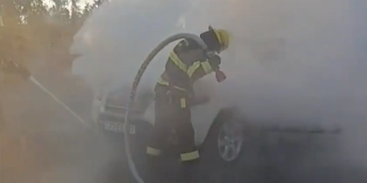 Salyanda minik avtomobili yandı - VİDEO