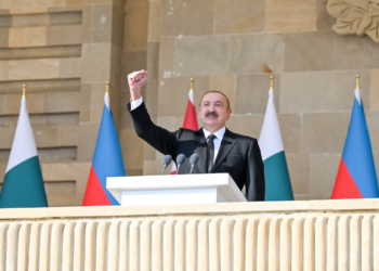 Prezident hərbi paraddan fotolar paylaşıb