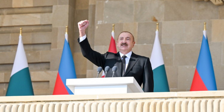 Prezident hərbi paraddan fotolar paylaşıb