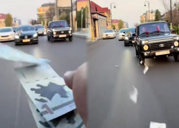 Toy karvanında “avtoş”luq edib yola pul səpdilər – VİDEO