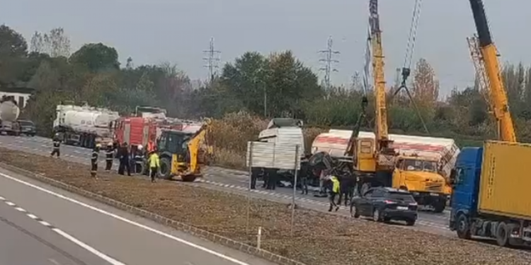Bakı–Qazax yolunda yük maşını aşıb, yanğın olub