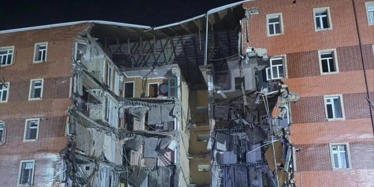 Azərbaycanda binanın blokunun uçma anı - VİDEO