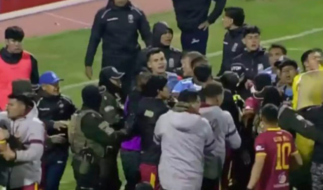 Hakim 12 nəfərə qırmızı vərəqə verdi - VİDEO