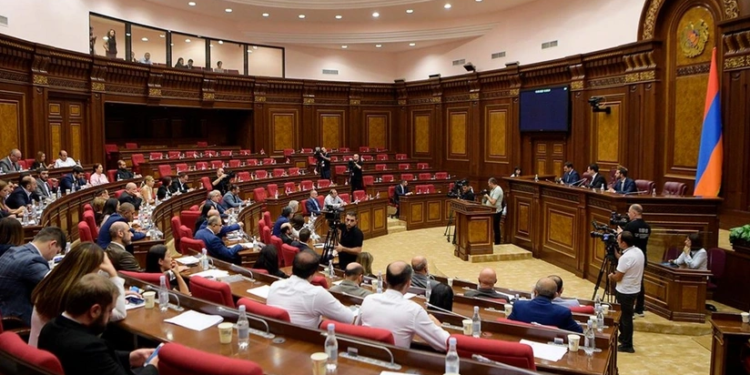 Ermənistan parlamentinin iclası təxirə salındı
