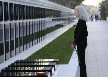 ABŞ dövlət katibinin siyasi məsələlər üzrə müşaviri Şəhidlər xiyabanını ziyarət edib