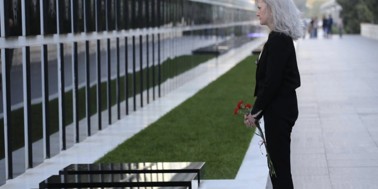 ABŞ dövlət katibinin siyasi məsələlər üzrə müşaviri Şəhidlər xiyabanını ziyarət edib