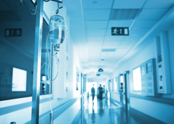 Bakıda binanın eyvanı uçub, qadın xəsarət alıb