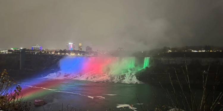 Niaqara şəlaləsi Azərbaycan bayrağının rəngləri ilə işıqlandırılıb