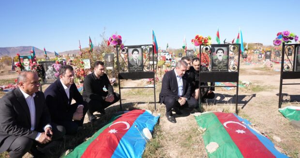 Türkiyəli partiya sədri Ağdam Şəhidlər Xiyabınını ziyarət etdi - FOTOLAR