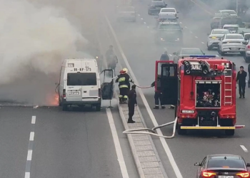 Bakının mərkəzi prospektində avtomobil yanır